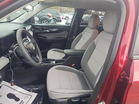 Used 2025 Chevrolet TrailBlazer LT image 4