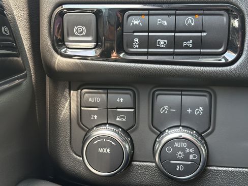 Used 2025 GMC Yukon XL Denali AWD/4WD image 29