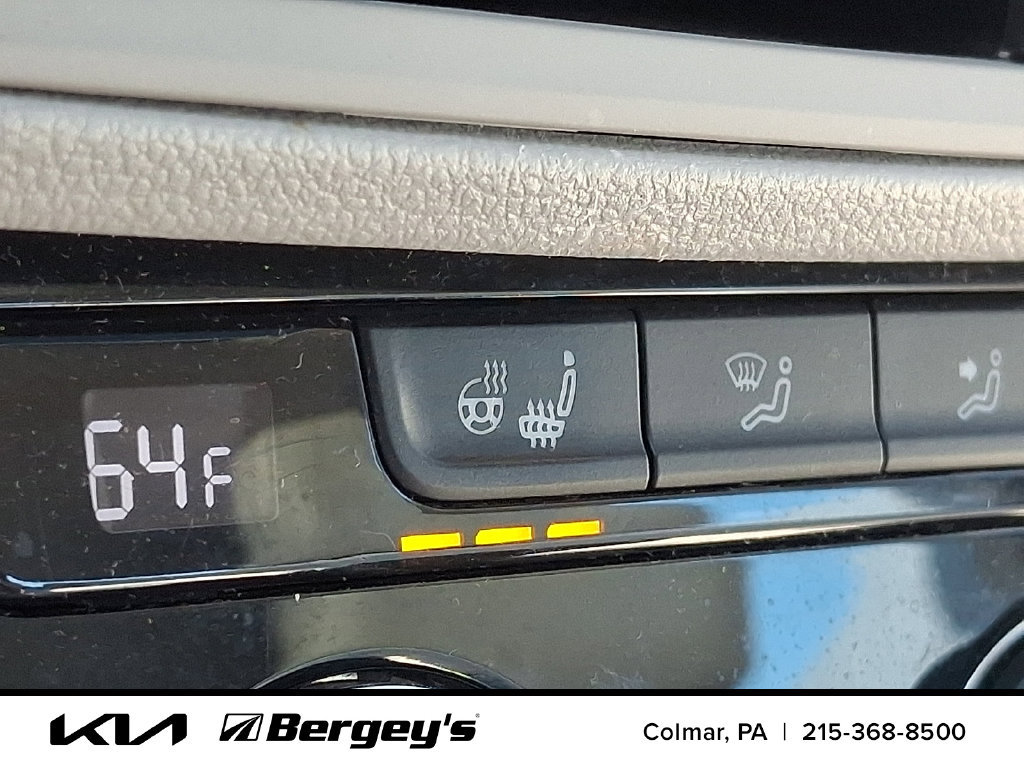 Used 2020 Volkswagen Jetta SE w/ SE Cold Weather Package FWD image 29