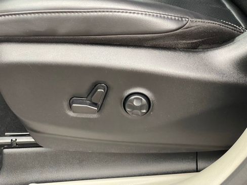 Used 2023 Chrysler Pacifica Touring-L image 17