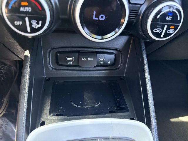Used 2024 Hyundai Venue Limited FWD image 25