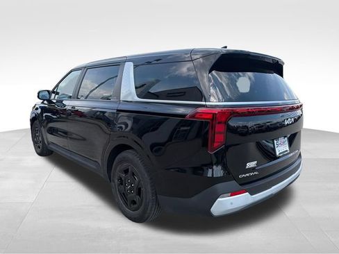 Used 2025 Kia Carnival FWD image 7