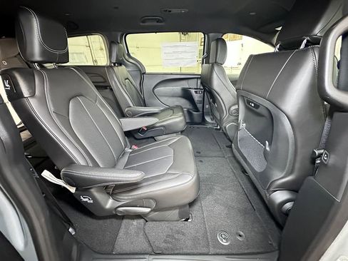 New 2026 Chrysler Pacifica Select image 4