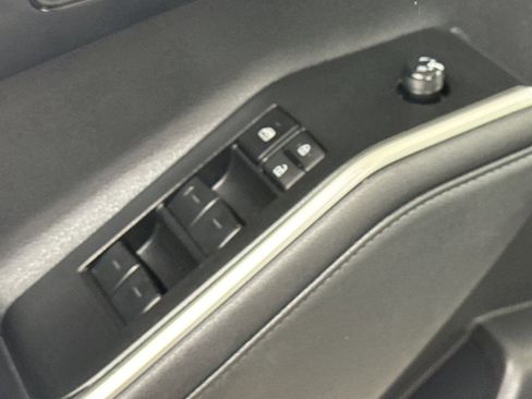 Used 2023 Toyota Highlander LE image 19