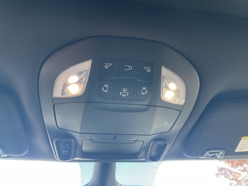 Used 2025 Chrysler Pacifica Limited image 34