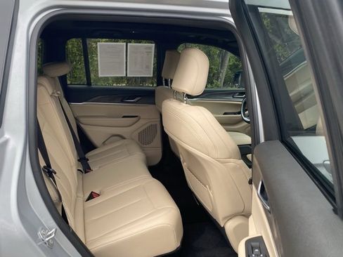Used 2025 Jeep Grand Cherokee Limited image 30