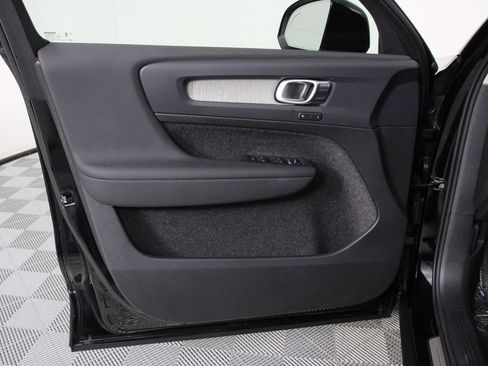 Used 2025 Volvo XC40 B5 Plus AWD/4WD image 17