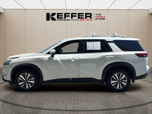 Used 2024 Nissan Pathfinder SL AWD/4WD image 2
