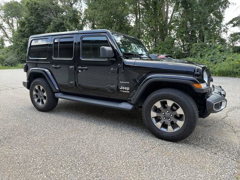 Used 2018 Jeep Wrangler Unlimited Sahara w/ Dual Top Group AWD/4WD image 15