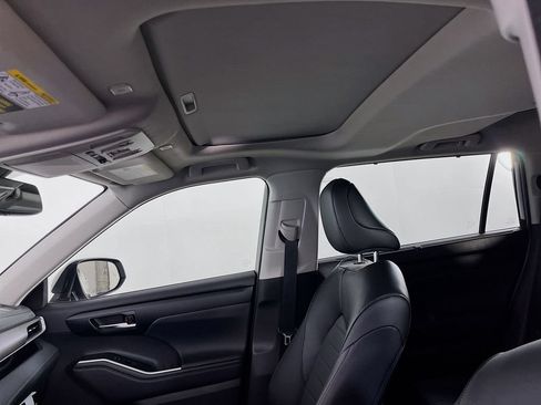 Used 2025 Toyota Highlander XLE FWD image 25