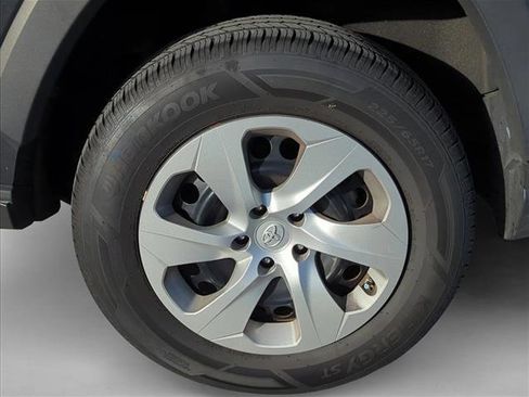 Used 2020 Toyota RAV4 LE image 7