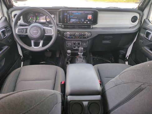Used 2025 Jeep Wrangler Unlimited Sahara AWD/4WD image 16