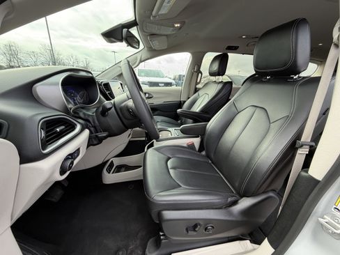 Used 2024 Chrysler Pacifica Touring-L image 10