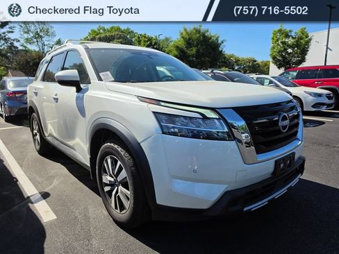 Used 2024 Nissan Pathfinder SL FWD image 3