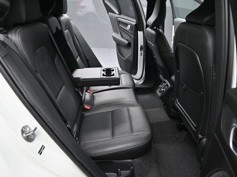 Used 2025 Volvo XC40 B5 Plus AWD/4WD image 19