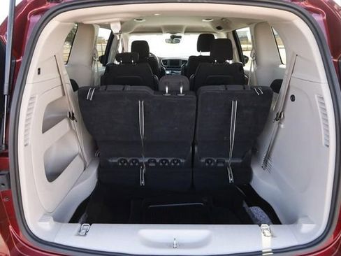 Used 2023 Chrysler Voyager LX image 7