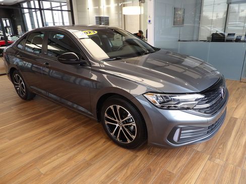 Used 2023 Volkswagen Jetta Sport image 3