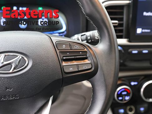 Used 2025 Hyundai Venue SEL FWD image 15