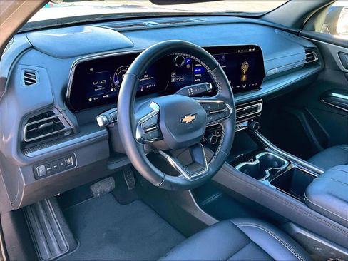 Used 2025 Chevrolet Traverse LT image 8