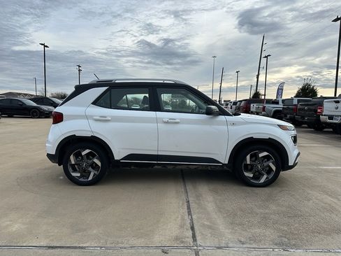 Used 2025 Hyundai Venue Limited image 4