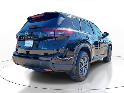 Used 2025 Nissan Rogue S image 5