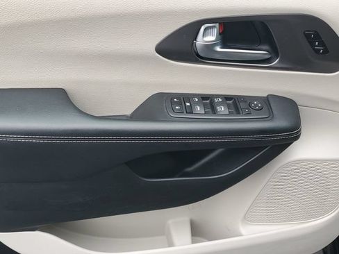 Used 2023 Chrysler Pacifica Touring-L FWD image 15