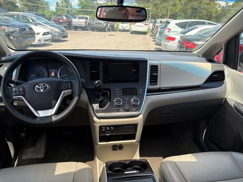 Used 2015 Toyota Sienna XLE Premium FWD image 10