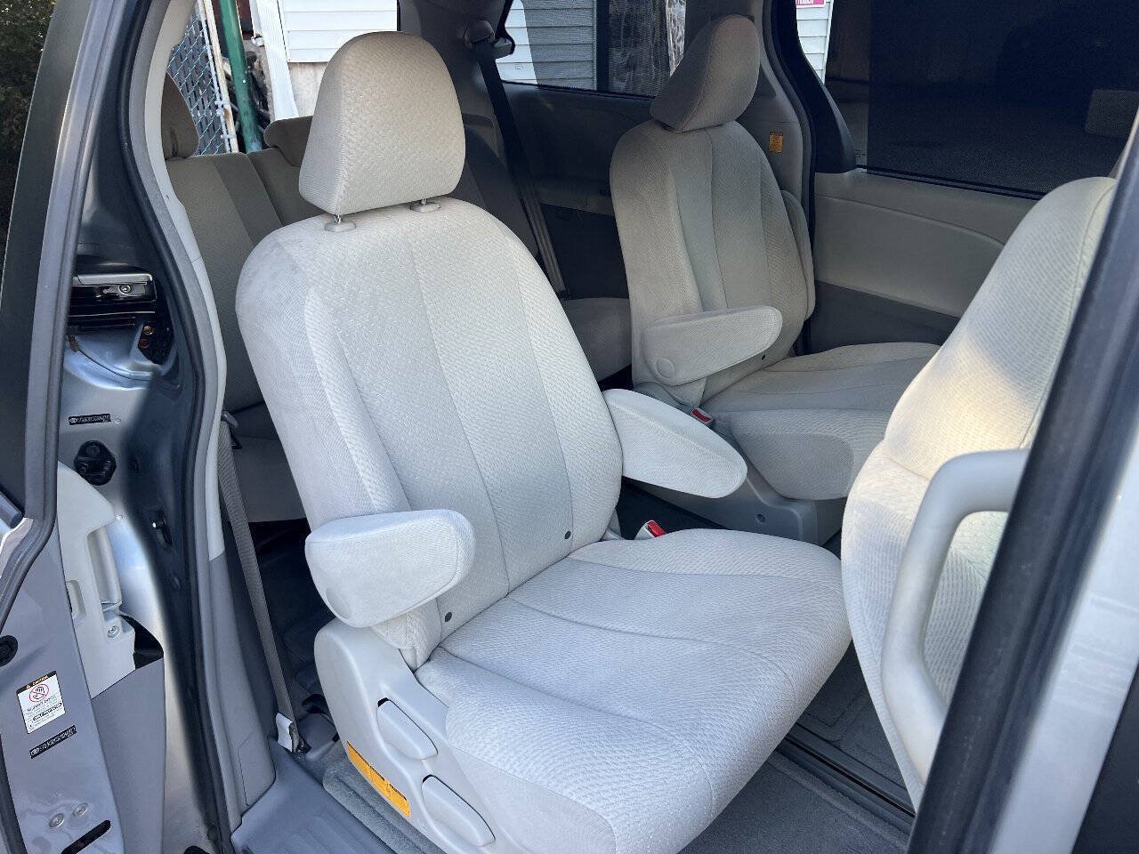 Used 2012 Toyota Sienna LE w/ Towing Pkg AWD/4WD image 22