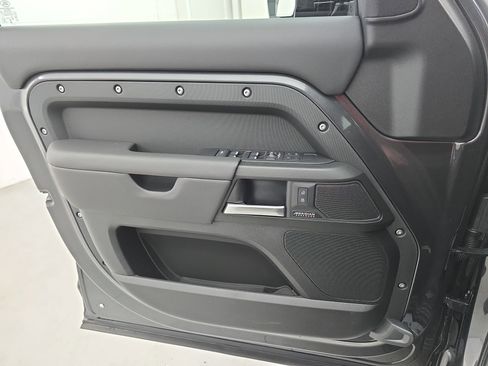 Certified 2025 Land Rover Defender 110 V8 image 26