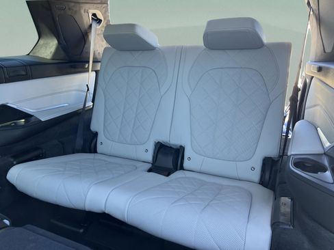 Used 2025 BMW X7 xDrive40i w/ M Sport Package image 30