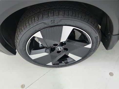 Certified 2025 Nissan Kicks SR FWD image 30