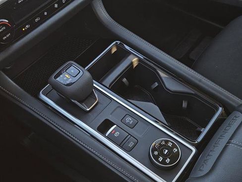 Used 2024 Nissan Pathfinder SV image 16