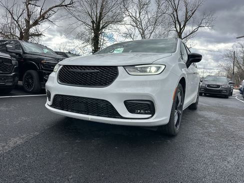 New 2026 Chrysler Pacifica Limited w/ S Appearance Package FWD image 23