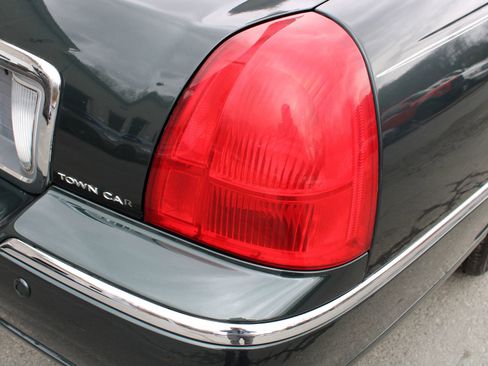 Used 2003 Lincoln Town Car Signature image 27