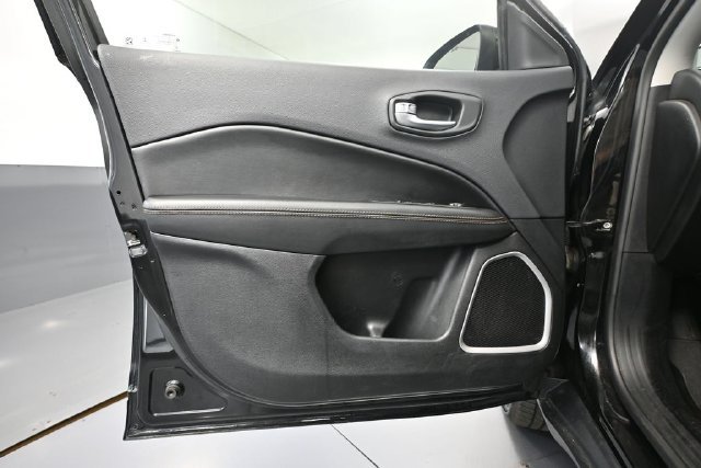 Used 2017 Jeep Compass Limited w/ Navigation Group AWD/4WD image 13
