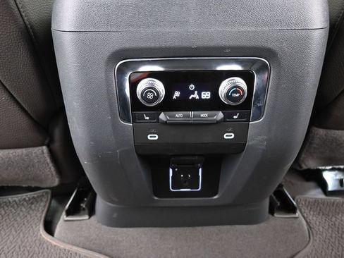 Used 2022 GMC Yukon XL Denali AWD/4WD image 25