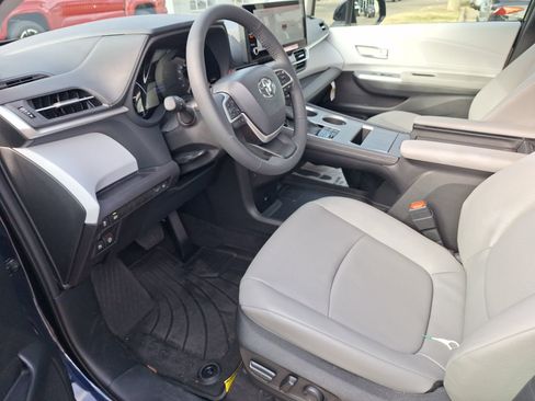 Used 2025 Toyota Sienna XLE image 15