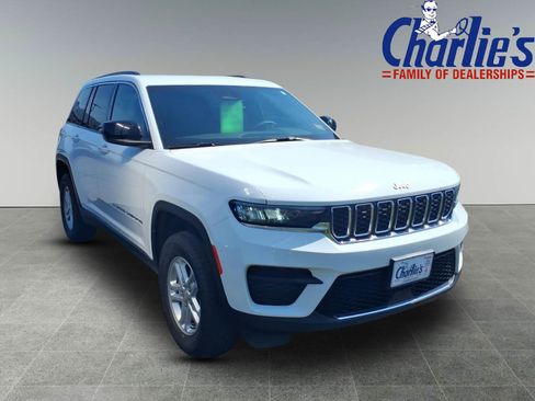 Used 2025 Jeep Grand Cherokee Laredo w/ Luxury Tech Group I AWD/4WD image 3