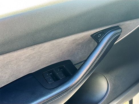 Used 2022 Tesla Model Y Long Range image 18