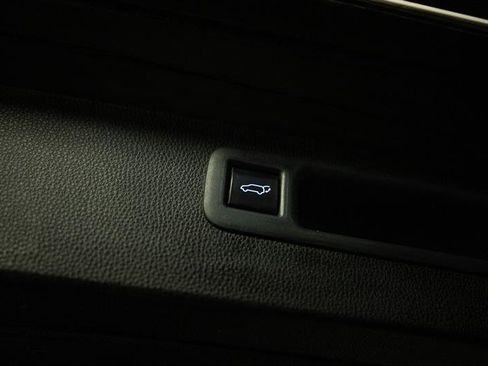 Used 2021 Toyota Highlander LE AWD/4WD image 8