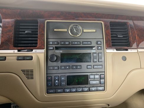 Used 2009 Lincoln Town Car Signature L image 24