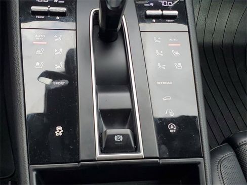 Used 2024 Porsche Macan w/ Premium Plus Package image 29