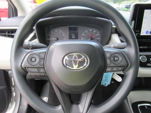 Used 2025 Toyota Corolla LE FWD image 21