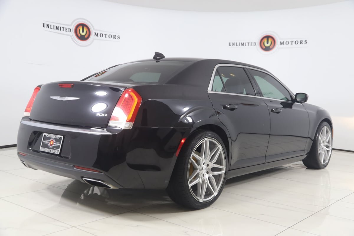 Used 2015 Chrysler 300 Limited RWD image 3
