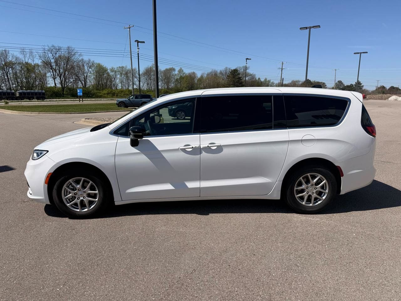 Used 2025 Chrysler Pacifica Select FWD image 6