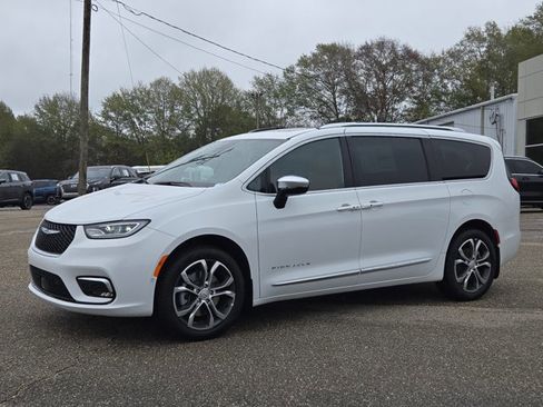 New 2026 Chrysler Pacifica Pinnacle image 1