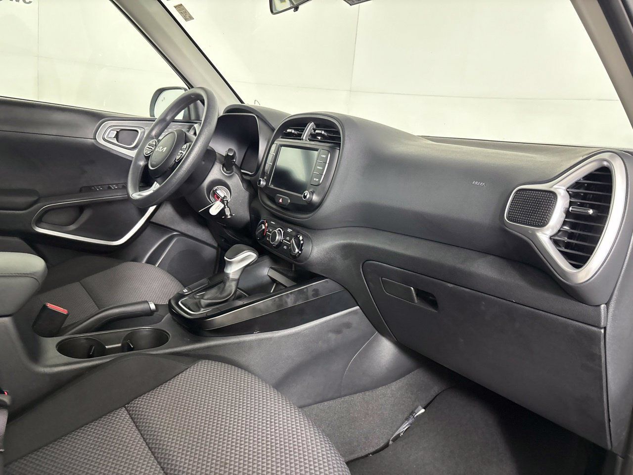 Used 2025 Kia Soul LX w/ LX Technology Package FWD image 30