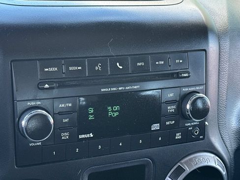 Used 2018 Jeep Wrangler Sport w/ Connectivity Group AWD/4WD image 15