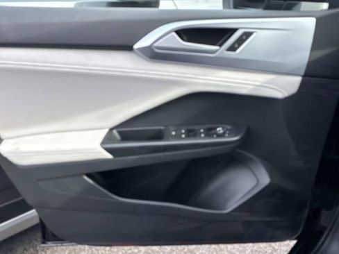 New 2025 Volkswagen Taos SE image 5