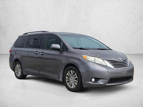 Used 2017 Toyota Sienna XLE w/ XLE Navigation Package image 3